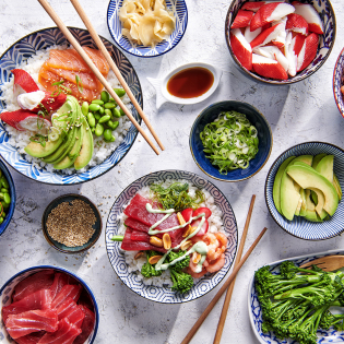 Poké bowl met vis in buffet-style