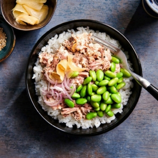 Poké bowl met tonijn, edamame en sushigember