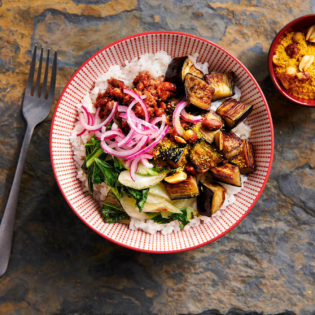 Poké bowl met hoisingehakt, aubergine en paksoi