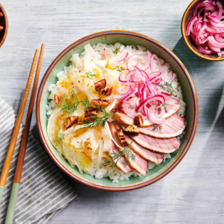 Poké bowl met gerookte eendenborst en venkelsalade met sinaasappeldressing