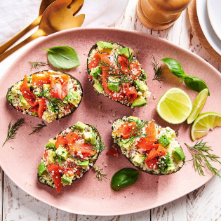 Avocadoschuitjes met kruidencouscous en gerookte zalm