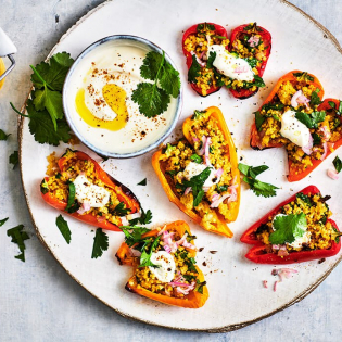 Geroosterde minipaprikaatjes met kruidige couscous en yoghurt