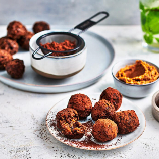 Bliss balls met dadels, quinoa en chocolade