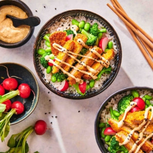 Poké bowl met katsu curry en edamamebonen