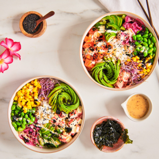 Poké bowl met zalm avocadoroos en roasted sesam dressing