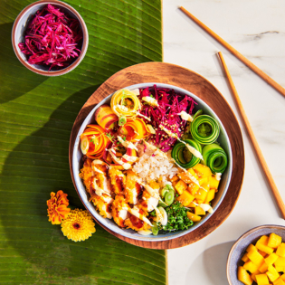 Poké bowl met krokante kip teriyaki en regenboog groenten