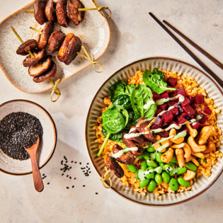 Sriracha poke bowl met vega yakitori, spinazie en pickled bietjes