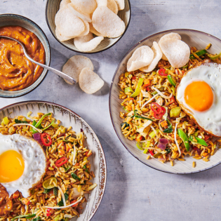 Nasi goreng met spiegelei en pindasaus