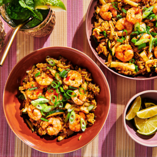 Nasi goreng met courgette en srirachagarnalen