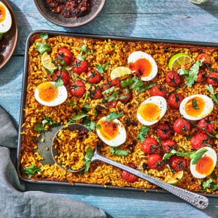 Madras-currytraybake met ei 