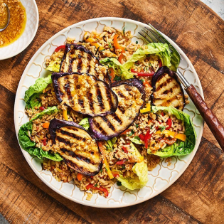 Rijstsalade met aubergine en pindadressing